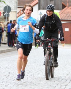 Bild: Schlussläuferin Lydia Walther für die Sport Luck Frauen beim Zieleinlauf